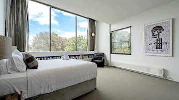 4 bedrooms, desk, iron/ironing board, WiFi