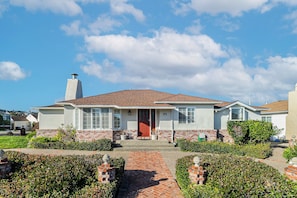Exterior - Charming 3-bedroom house in lovely South San Francisco with WiFi, AC (South San Francisco)