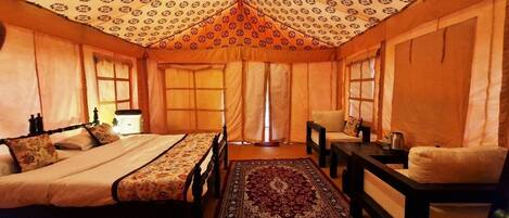 1 soverom, skrivebord, skrivebord for bærbar PC og strykejern/-brett