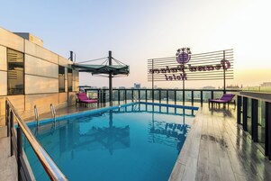 Una piscina cubierta