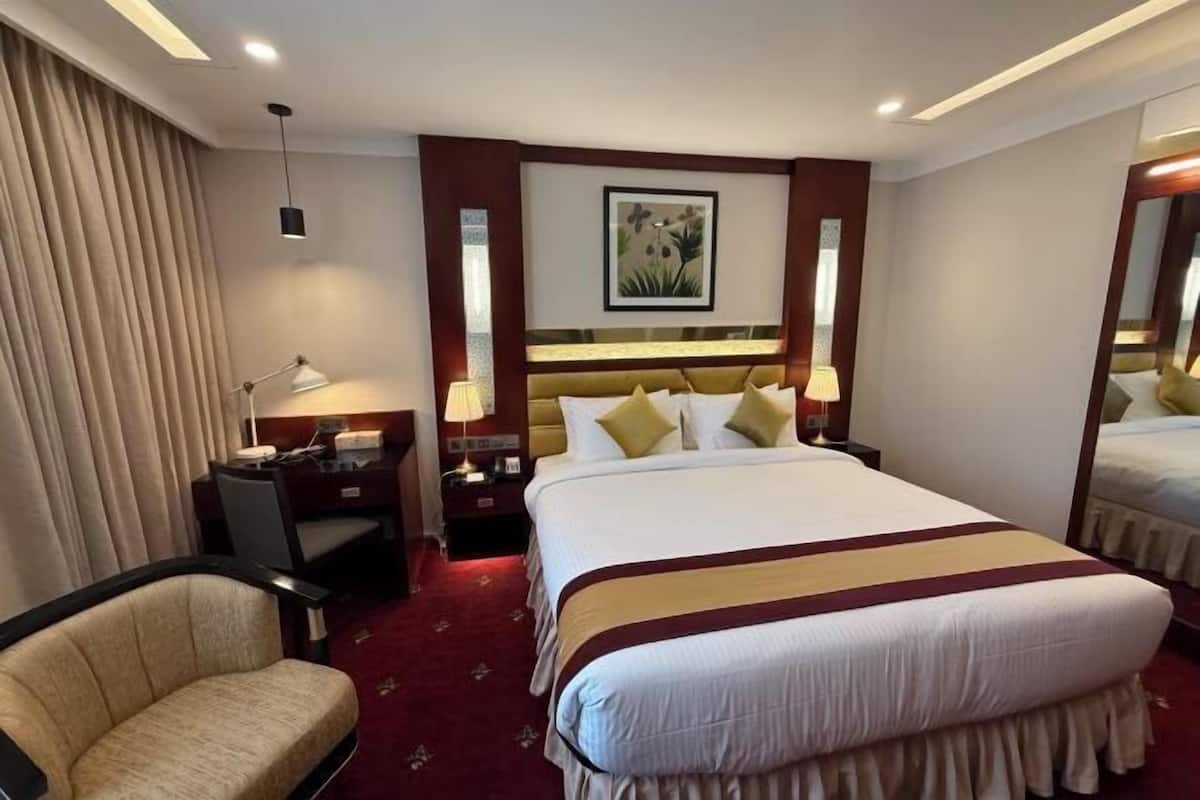 Schreibtisch, laptopgeeigneter Arbeitsplatz, Bügeleisen/Bügelbrett