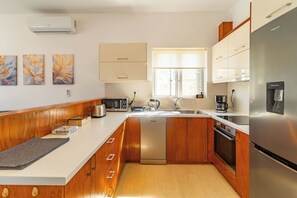 Réfrigérateur, four à micro-ondes, un four, surface de cuisson