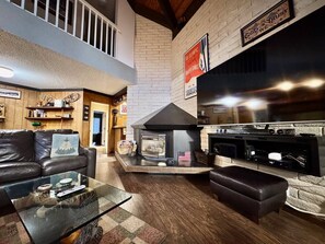 Televisión y chimenea 