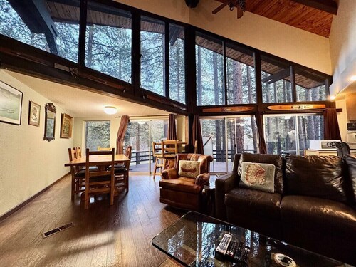 Walk to Golf & Lake!