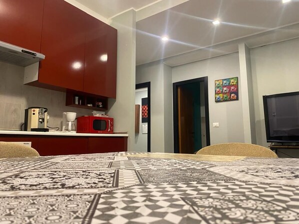 Refrigerador con freezer, microondas, placa de cocina, cafetera expreso