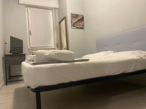 1 habitación, tabla de planchar con plancha y wifi gratis 