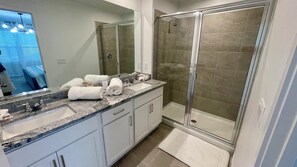 Douche, séchoir à cheveux, serviettes fournies, savon