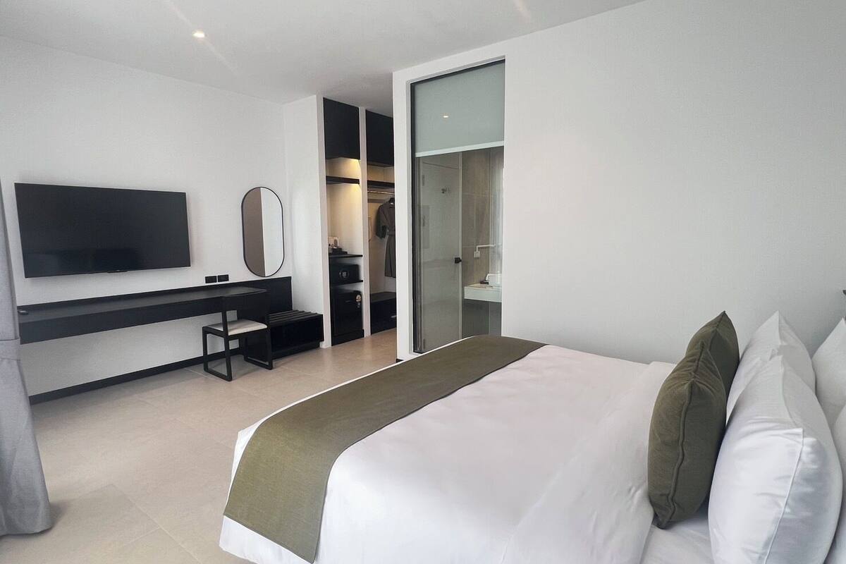 Kamar Double Superior | 1 kamar tidur, seprai premium, brankas, dan meja kerja