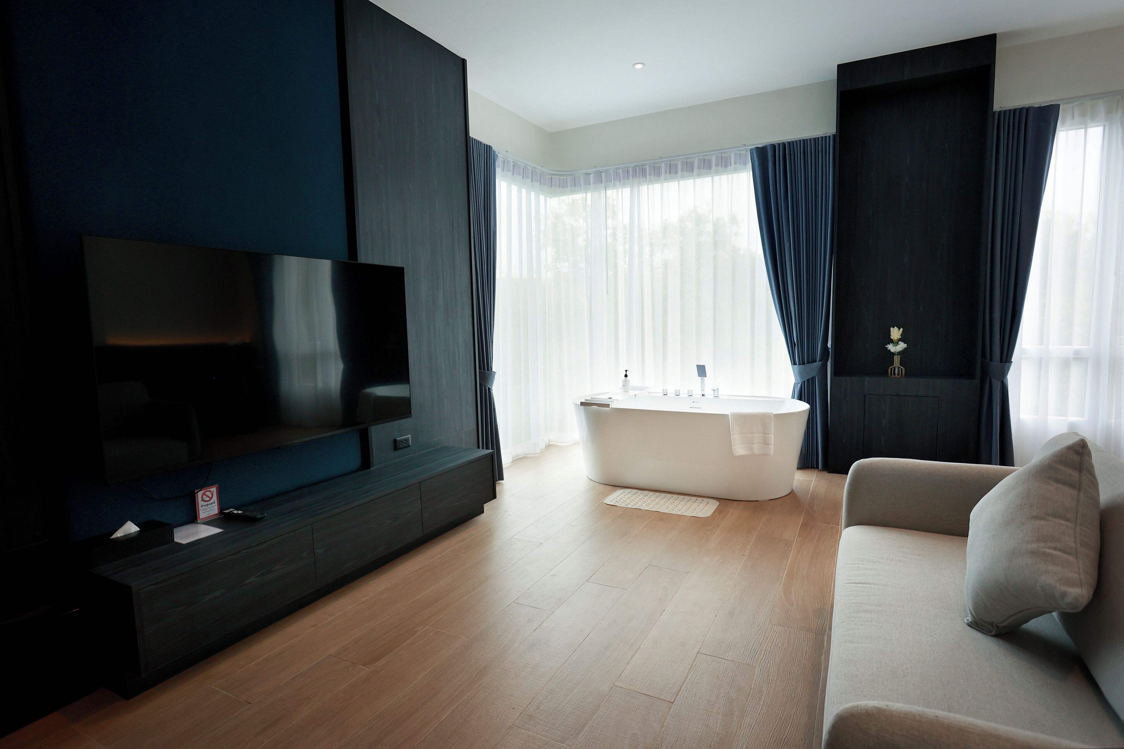 Premier Room | Premium bedding, in-room safe, desk, rollaway beds