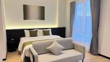 Deluxe-rum | SÀngtillbehör av högsta kvalitet och vÀrdeförvaringsskÄp pÄ rummet