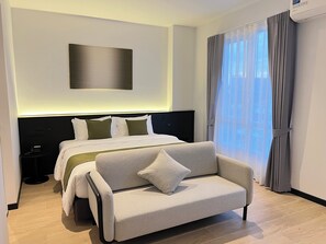 Ropa de cama de alta calidad y caja de seguridad en la habitación 