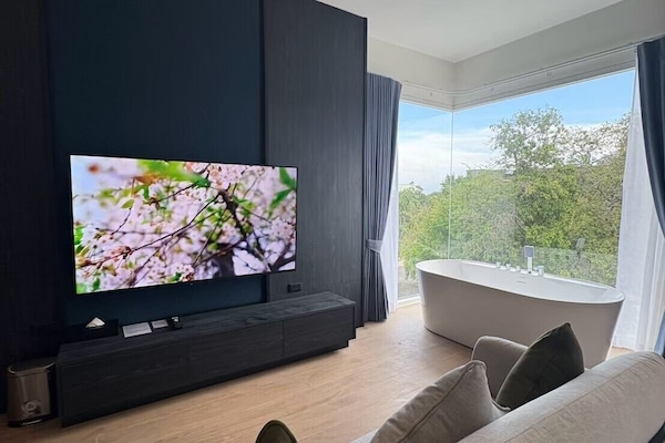 Kamar Premier | Area keluarga | Smart TV