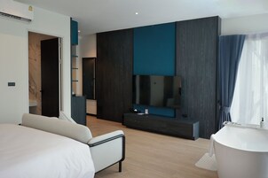 Ropa de cama de alta calidad y caja de seguridad en la habitación 