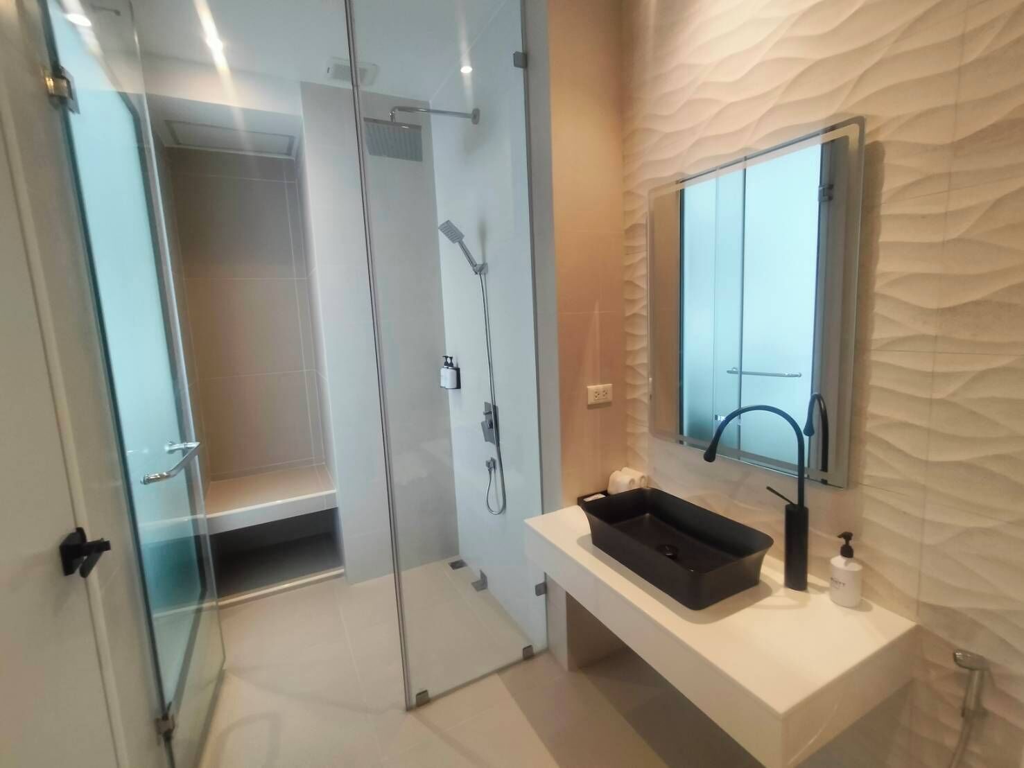 Premier-Zimmer | Badezimmer | Regendusche, kostenlose Toilettenartikel, Haartrockner, Hausschuhe