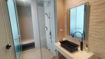 Premier-Zimmer | Badezimmer | Regendusche, kostenlose Toilettenartikel, Haartrockner, Hausschuhe