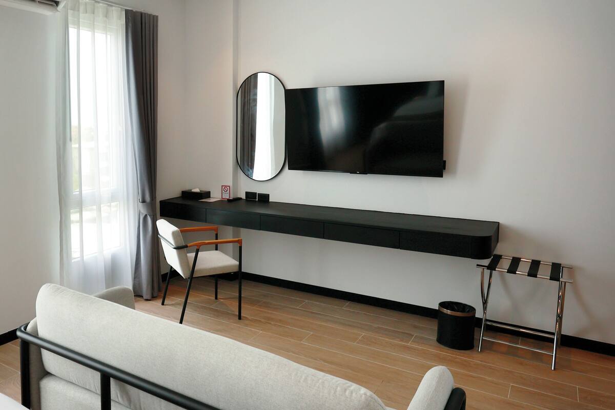 Studio Deluks | 1 kamar tidur, seprai premium, brankas, dan meja kerja