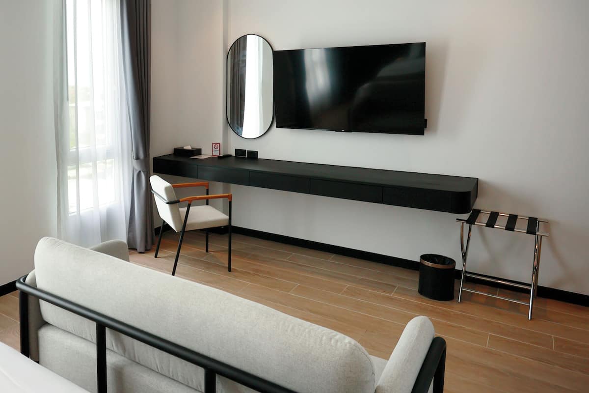 Ropa de cama de alta calidad y caja de seguridad en la habitación