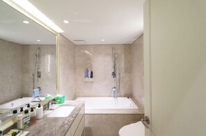 Sèche-cheveux, bidet, serviettes fournies, savon