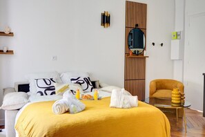 1 bedroom, internet, bed sheets
