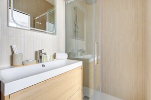 Shower, hair dryer, towels