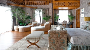 In-room safe, desk, laptop workspace, blackout curtains - Luxurious Arakana Villa with Pool (Jimbaran)