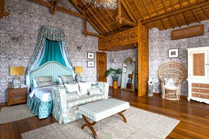 Tallelokero huoneessa, yksilöllisesti sisustettu