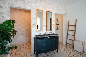 Free toiletries, hair dryer, bathrobes, towels - Luxurious Arakana Villa with Pool (Jimbaran)