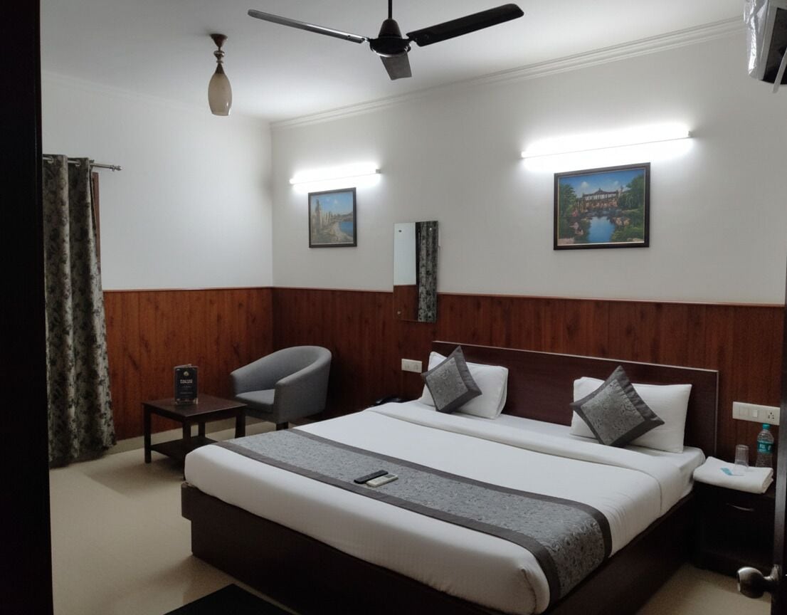 Deluxe Room, City View | Desk, laptop workspace, blackout curtains, soundproofing