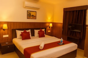 Deluxe Room, City View | Desk, laptop workspace, blackout curtains, soundproofing - Shri Sai Guest House - Opp Azadpur Main Mandi (New Delhi)