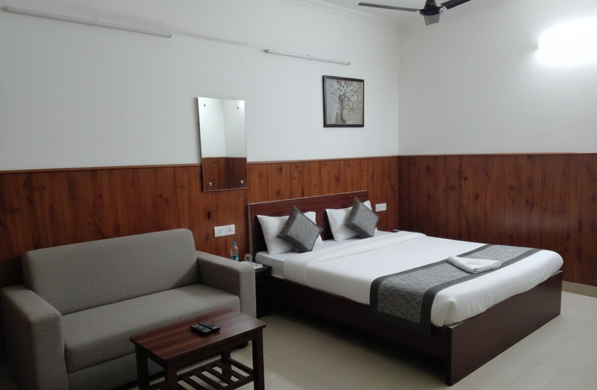 Kamar Deluks, pemandangan kota | Meja kerja, ruang kerja ramah laptop, dan tirai kedap cahaya