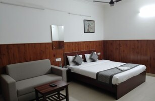 Camera Deluxe, vista città | Una scrivania, postazione laptop, tende oscuranti, insonorizzazione