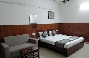 Rom – deluxe, byutsikt | Skrivebord, skrivebord for bærbar PC, blendingsgardiner og lydisolert