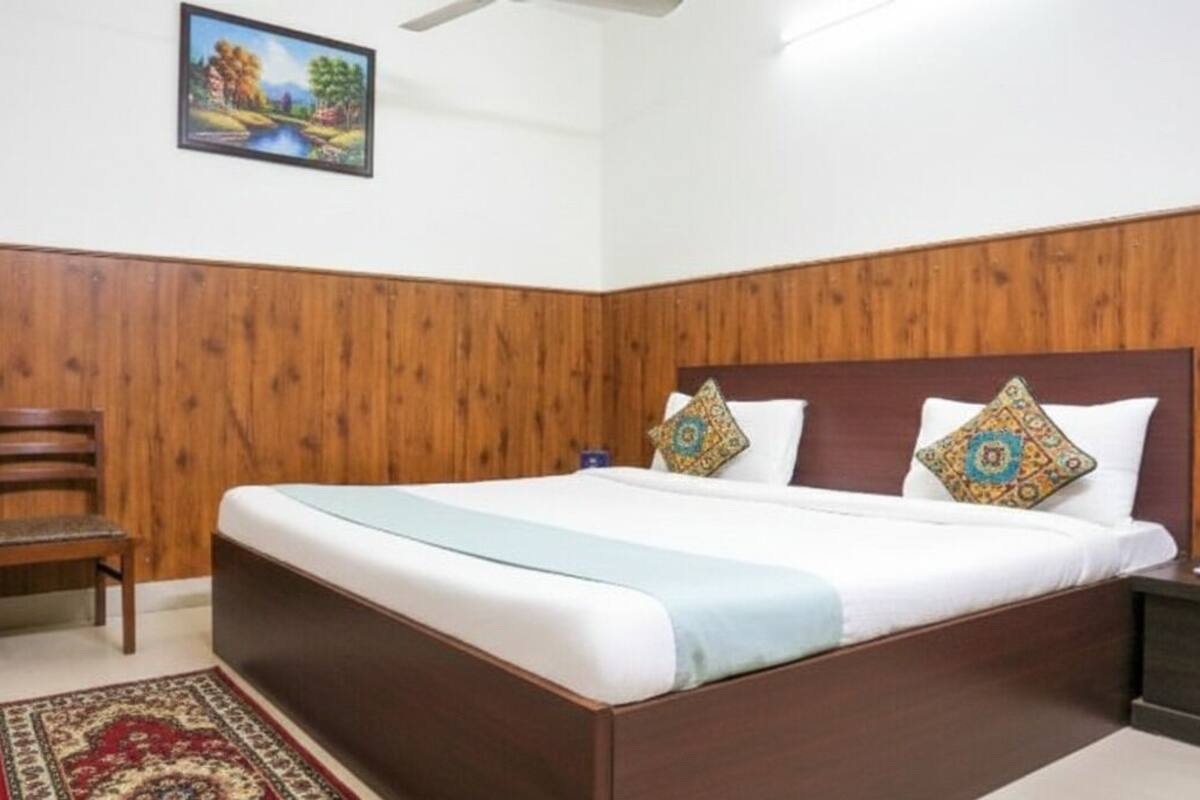 Deluxe Room, City View | Meja, ruang kerja komputer riba, langsir/tirai gelap terus, kalis bunyi 