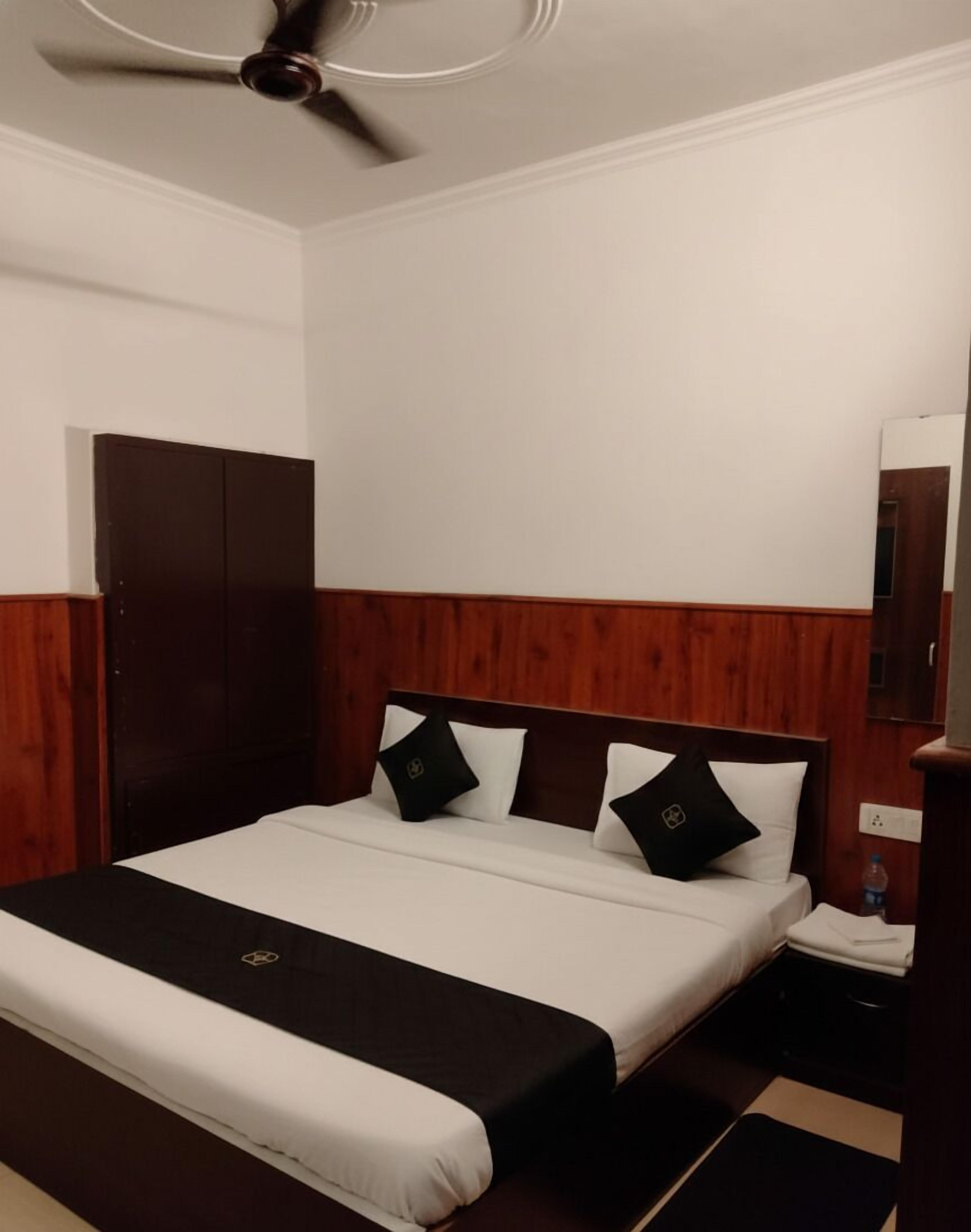 Foto - Shri Sai Guest House - Opp Azadpur Main Mandi I Couple Friendly I Metro Access