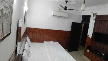 Escritorio, espacio para trabajar con laptop y cortinas blackout