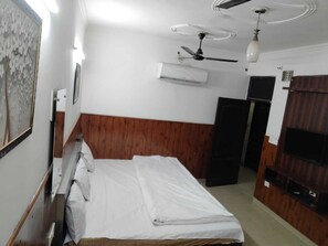 Deluxe Room, City View | Desk, laptop workspace, blackout drapes, soundproofing - Shri Sai Guest House (New Delhi)