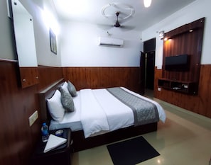 Deluxe Room, City View | Desk, laptop workspace, blackout curtains, soundproofing - Shri Sai Guest House - Opp Azadpur Main Mandi (New Delhi)