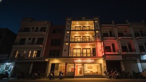 A multi-story building with a sign reading "SHRI SAI GUEST HOUSE". - Shri Sai Guest House - Opp Azadpur Main Mandi (New Delhi)