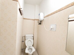 Deluxe-Zimmer, Stadtblick | Badezimmer | Dusche, kostenlose Toilettenartikel, Hausschuhe, Handtücher