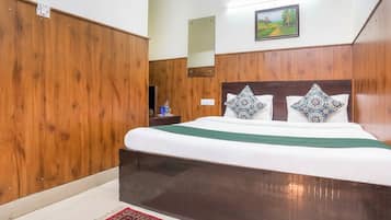 Deluxe Room, City View | Desk, laptop workspace, blackout drapes, soundproofing