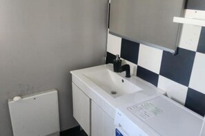 Ducha, jabón, papel higiénico