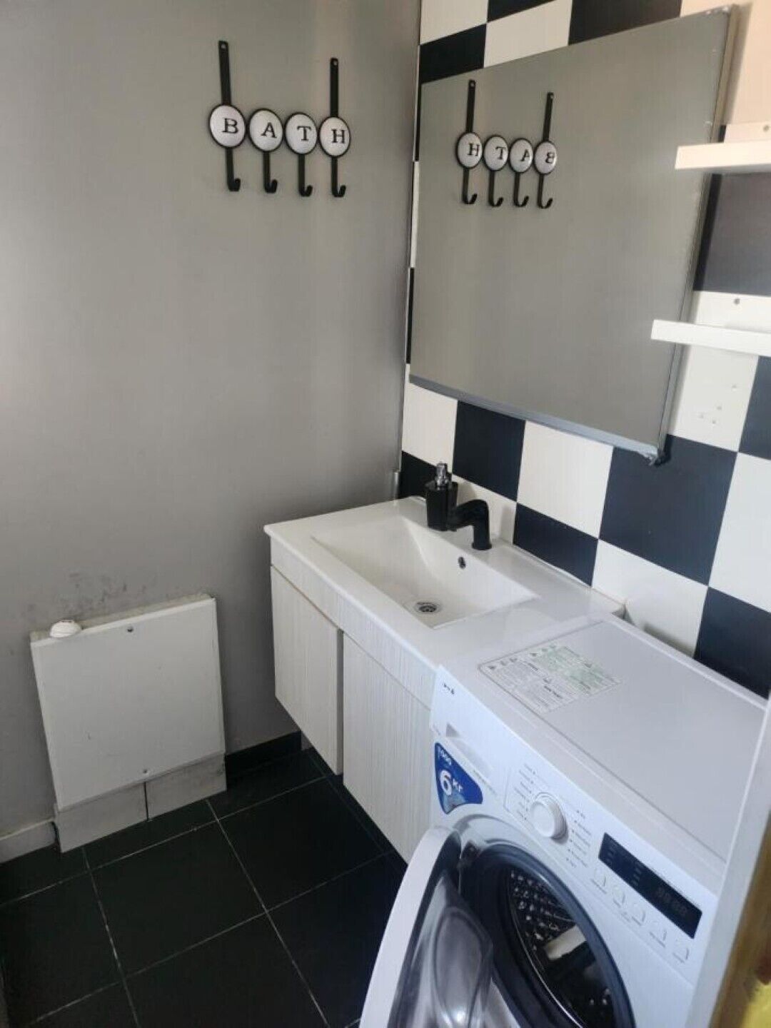 Een douche, zeep, toiletpapier