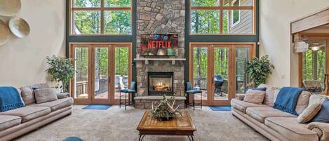 Una televisión, una chimenea