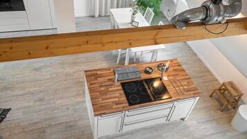 Køleskab, mikrobølgeovn, ovn, kogeplade