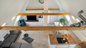 Un apartamento estilo loft con cocina, comedor y sala de estar.