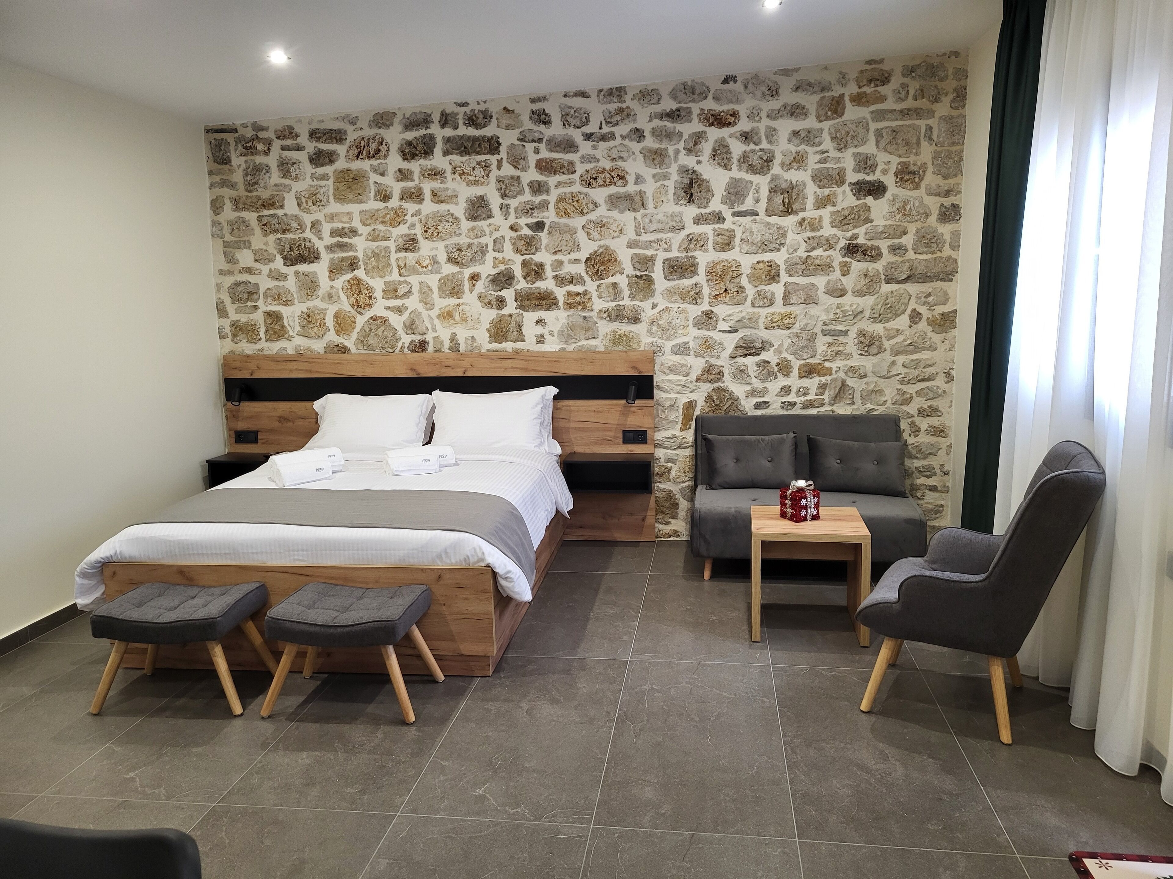 تجهيزات عازلة للصوت ومكواة/لوح كي وواي فاي مجانًا