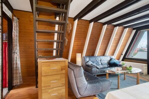 TV - Holiday Home 'Nurdach-Haus (Type 7)' with Private Terrace, Private Garden and Wi-Fi (Immenstaad am Bodensee)