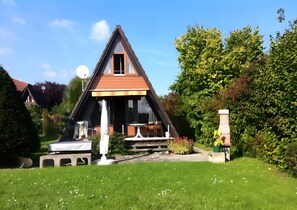 Property grounds - Holiday Home 'Nurdach-Haus (Type 7)' with Private Terrace, Private Garden and Wi-Fi (Immenstaad am Bodensee)