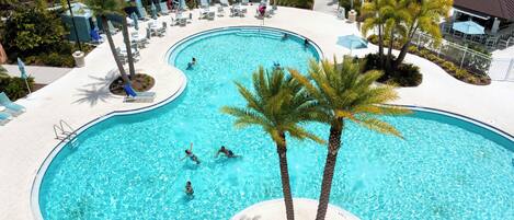 Una piscina cubierta, una piscina climatizada