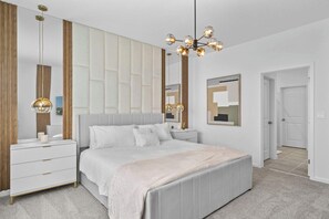 9 soverom, skrivebord, strykejern/-brett og reiseseng for barn